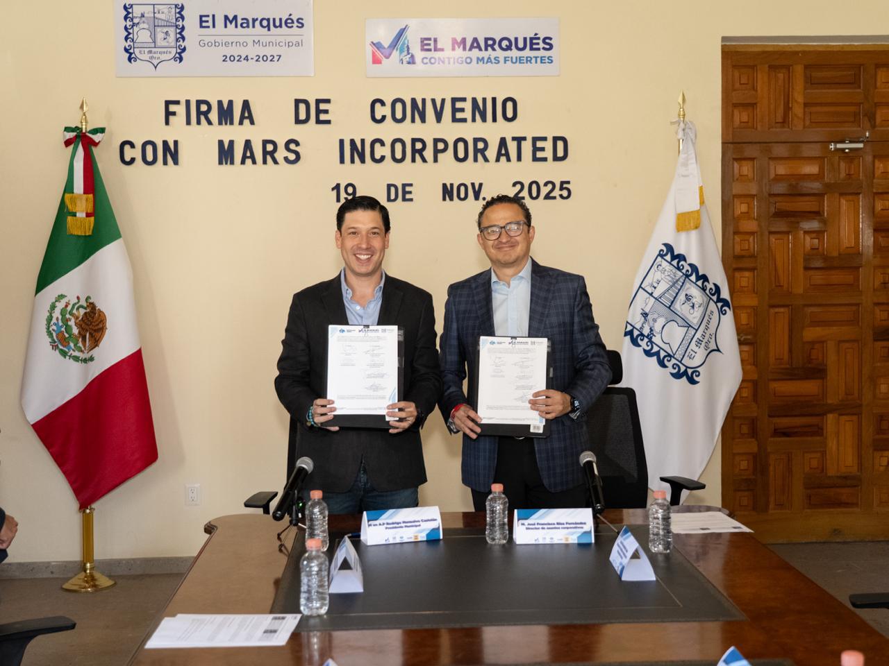 Rodrigo Monsalvo encabeza firma de convenio con Mars Incorporated para fortalecer la protección animal en El Marqués