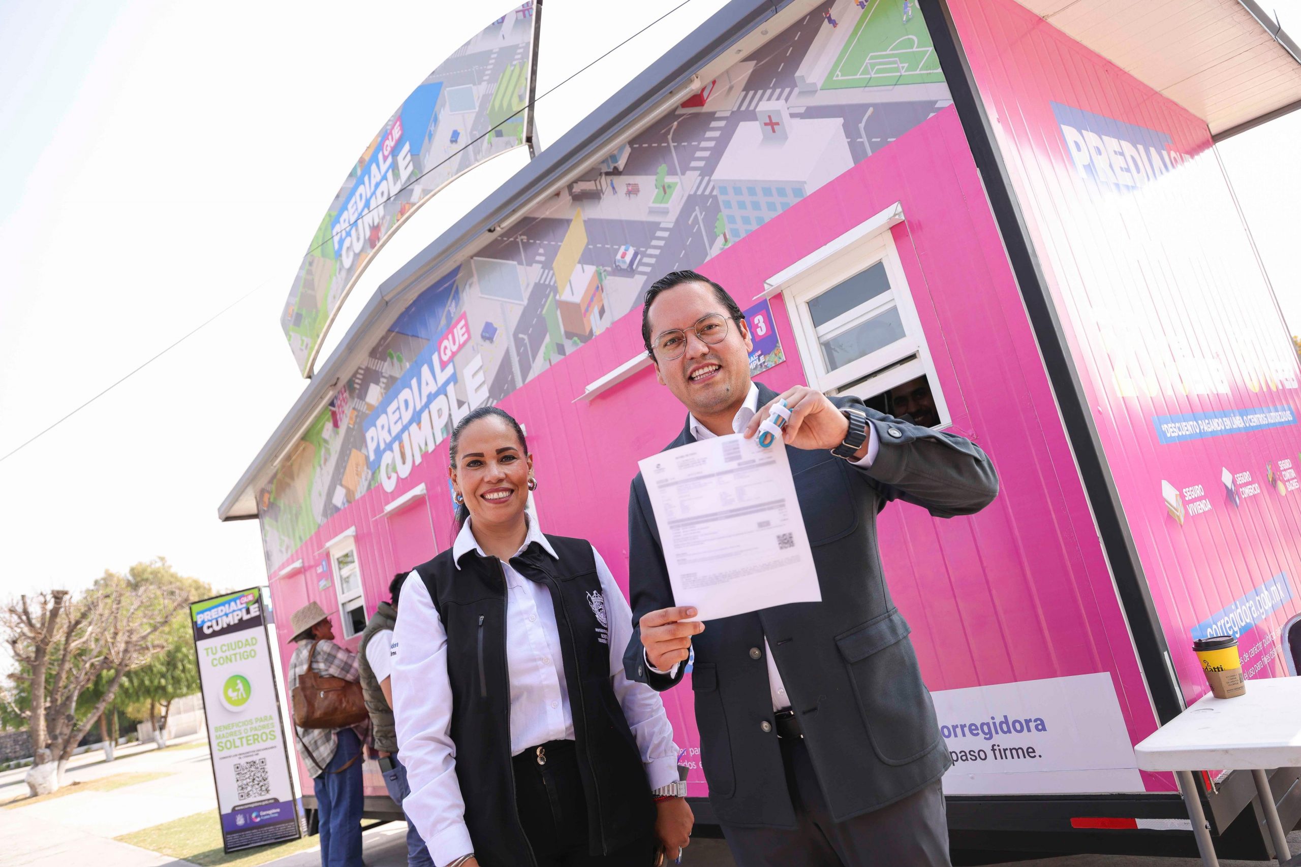 Chepe Guerrero paga su predial e invita a aprovechar los descuentos en Corregidora