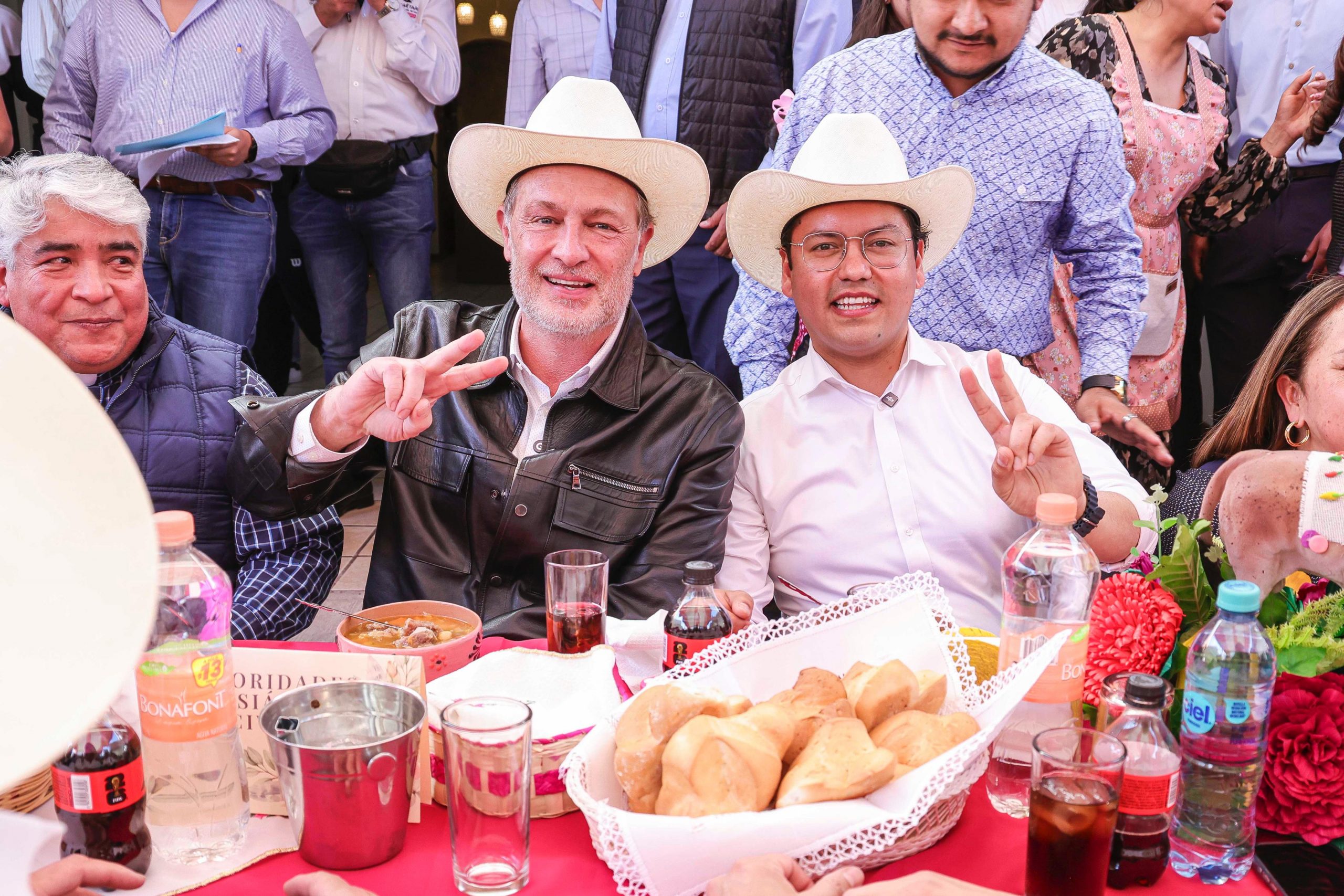 Mauricio Kuri y Chepe Guerrero asisten al Tradicional Caldo