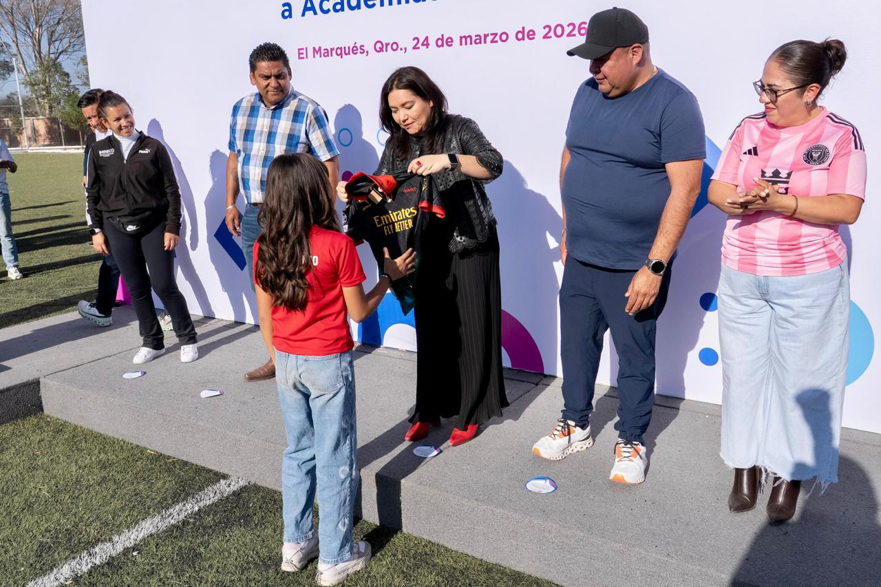 El Marqués entrega tres mil uniformes a academias deportivas