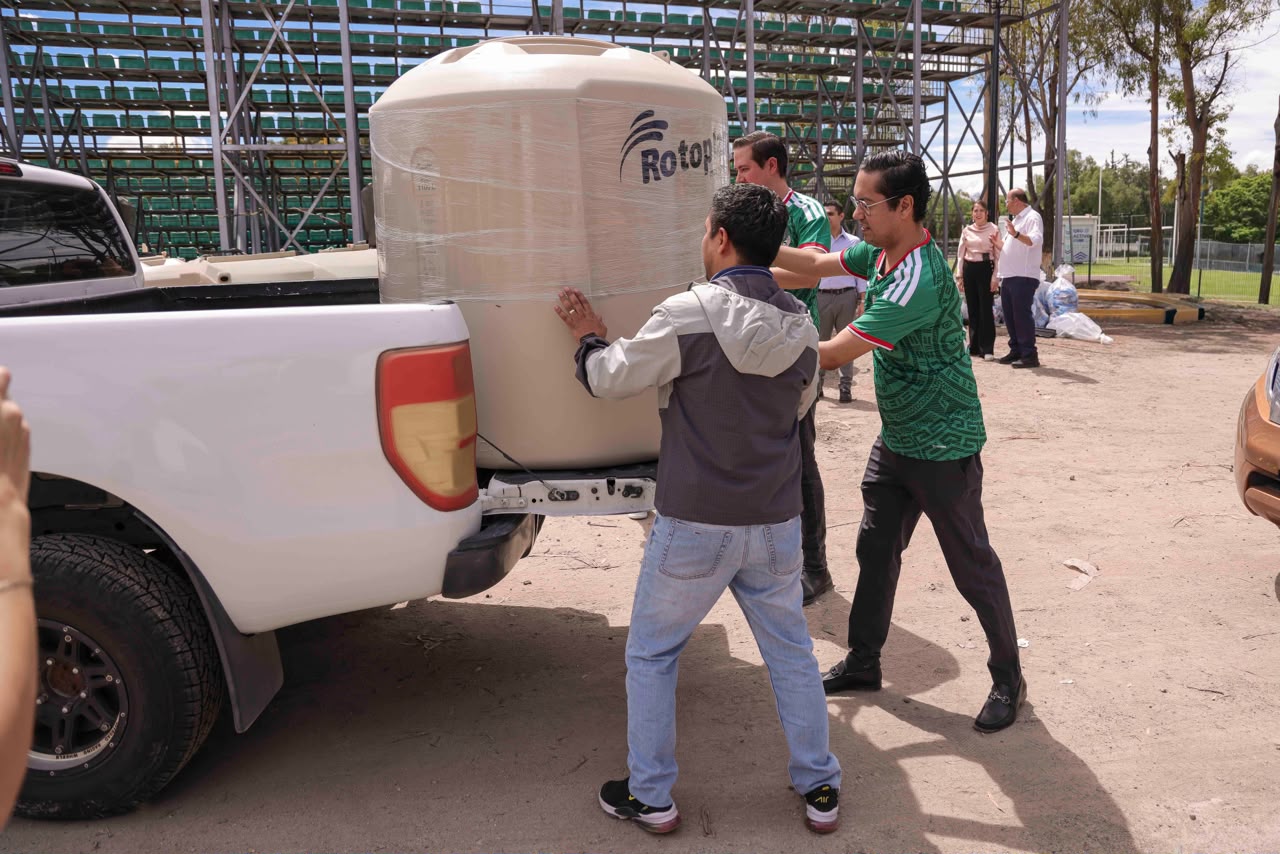 Chepe Guerrero beneficia a 690 familias de Corregidora con entrega de tinacos