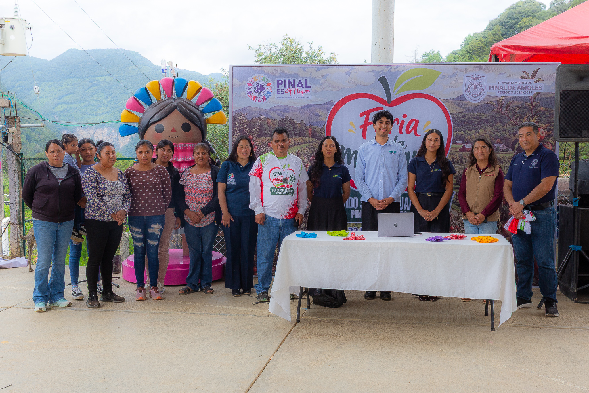 Blanca Benítez acompaña la Feria de la Manzana y  respalda el talento artesanal de Pinal de Amoles