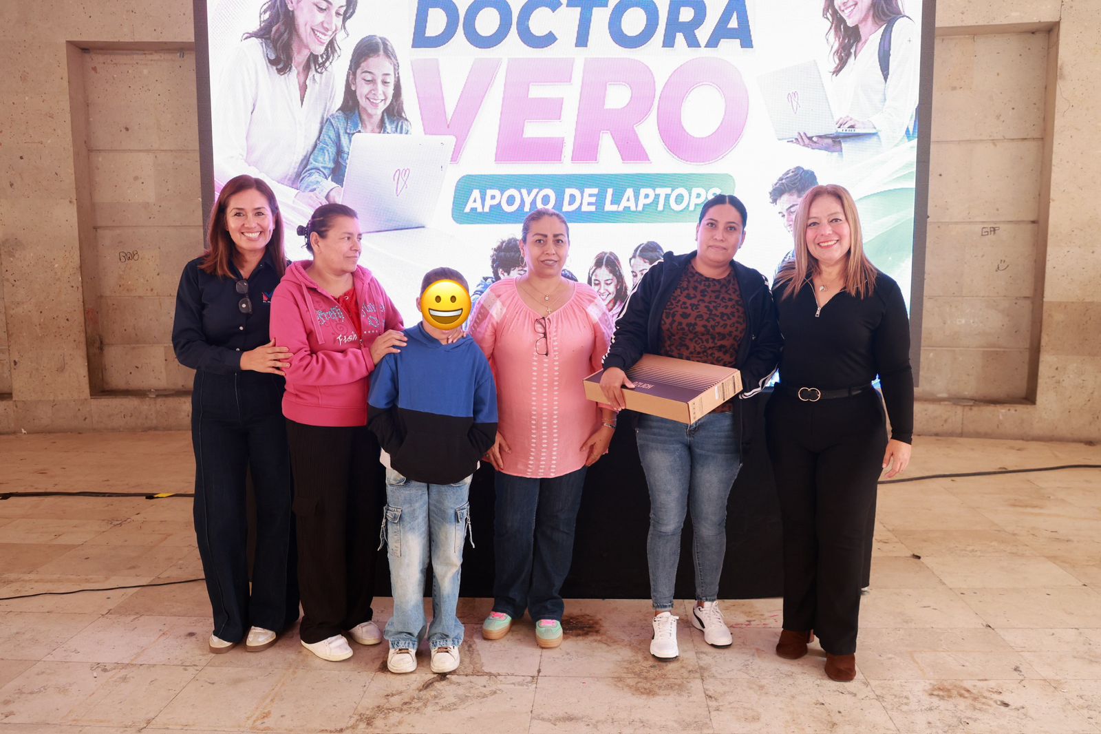 Entrega Doctora Vero cerca de mil laptops para fortalecer la educación en El Marqués